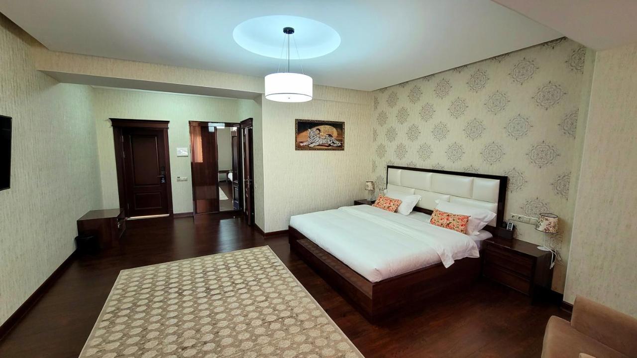 Hotel Ayni ดูแชนเบอ ภายนอก รูปภาพ