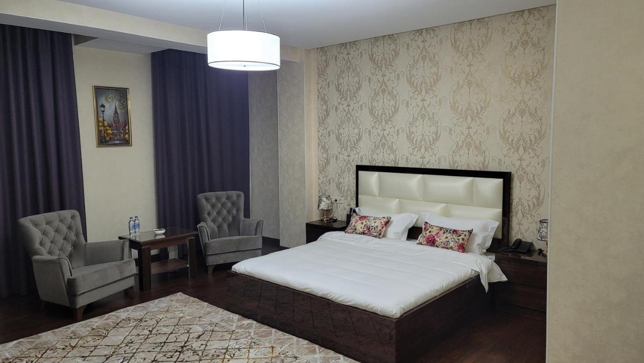 Hotel Ayni ดูแชนเบอ ภายนอก รูปภาพ